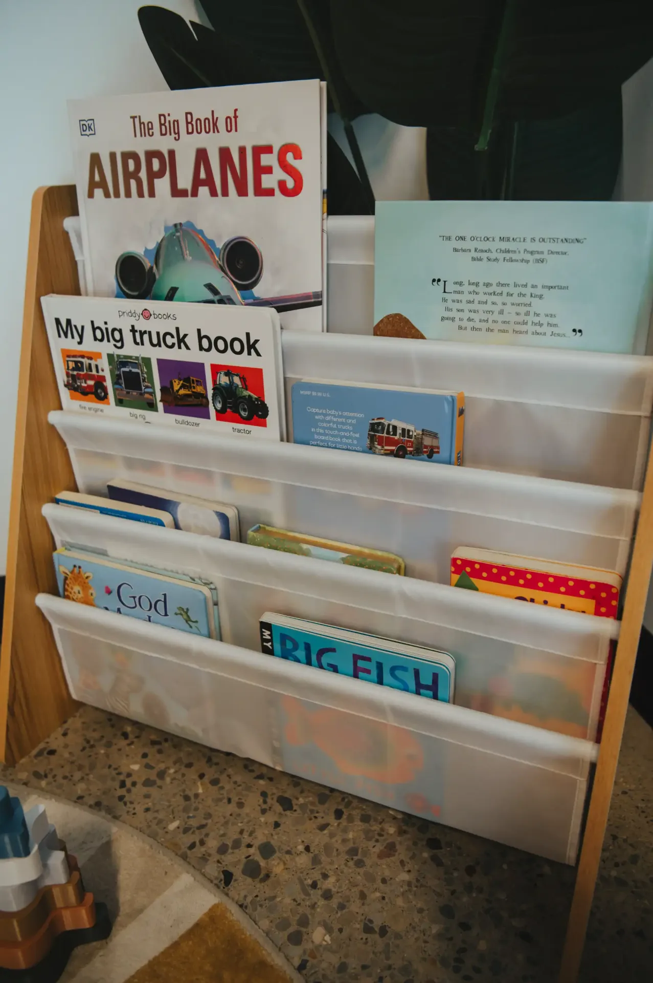 Children's book nook in the family-friendly Fishers chiropractic office